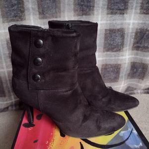 Fioni Shiloh Button Black Ankle Heeled Boots (8.5M)